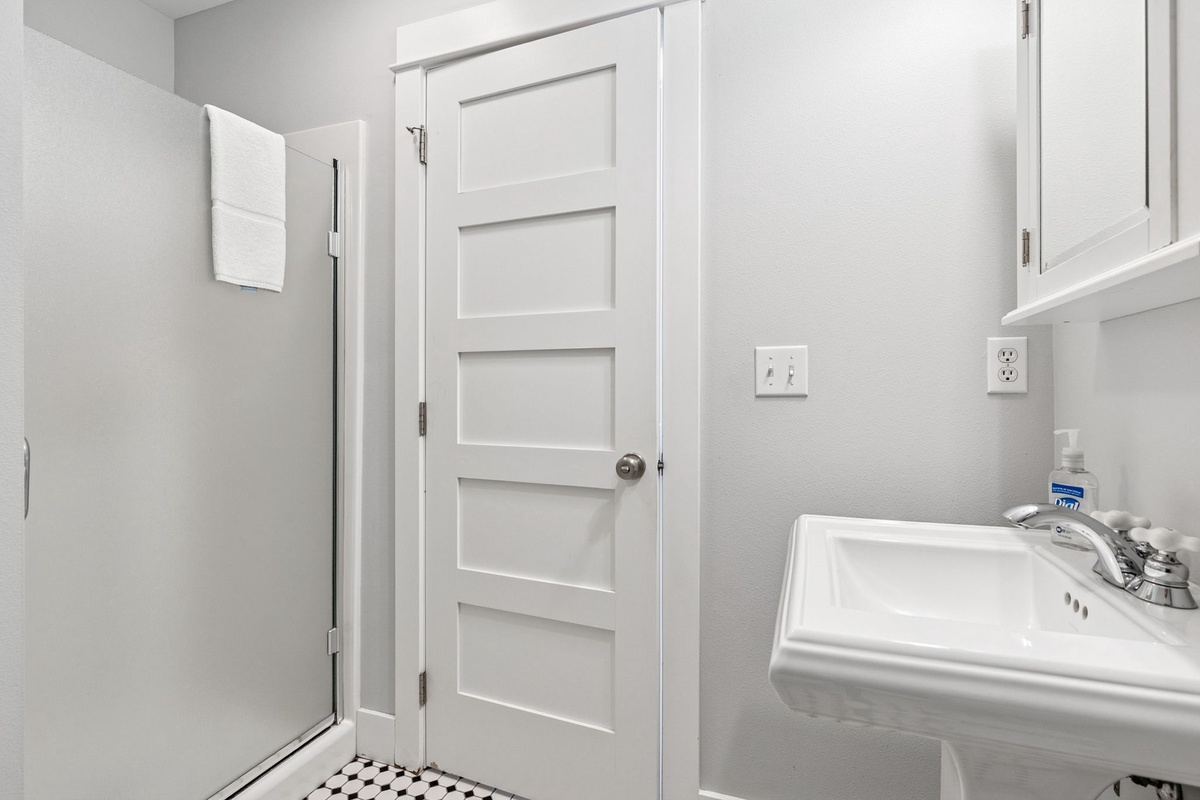 Full guest bathroom