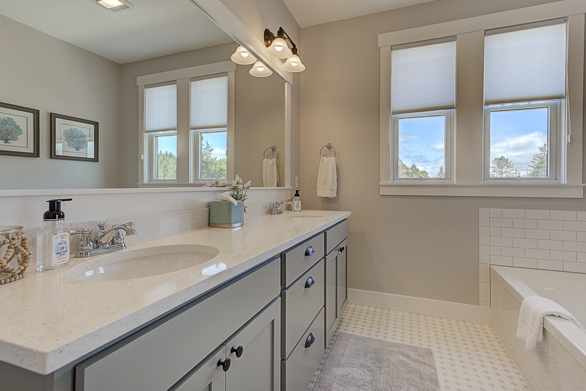 Second floor primary ensuite bathroom