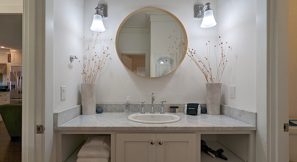 Beautiful full bathroom on the main floor