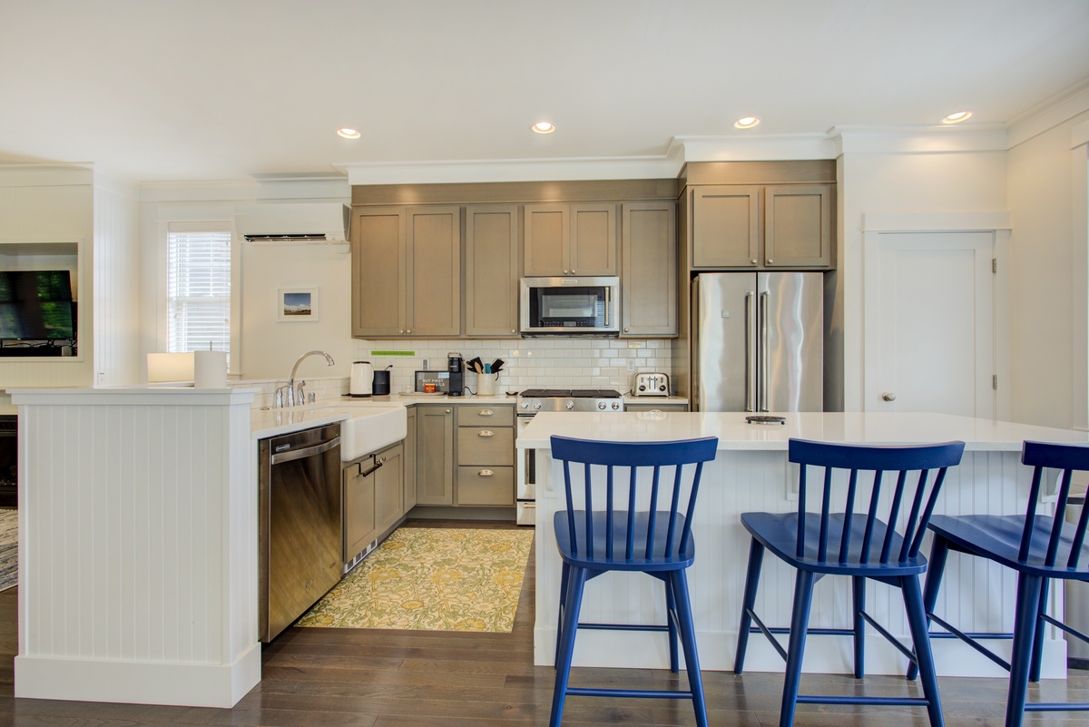 Kitchen with seating