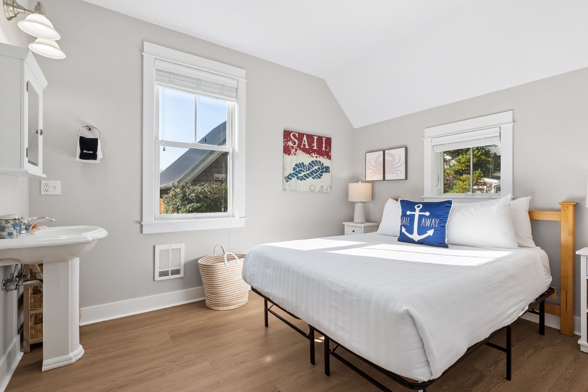 Queen bedroom with ensuite bathroom