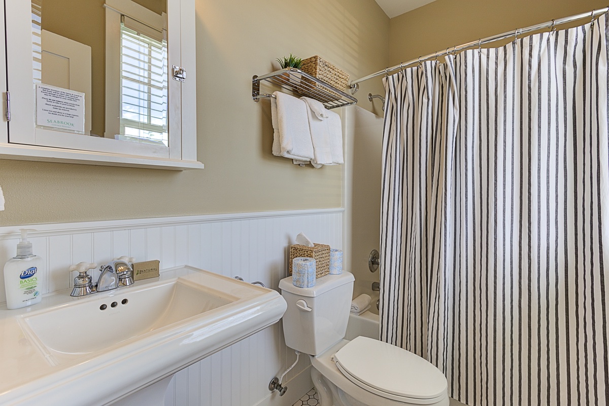 Second floor primary ensuite bathroom