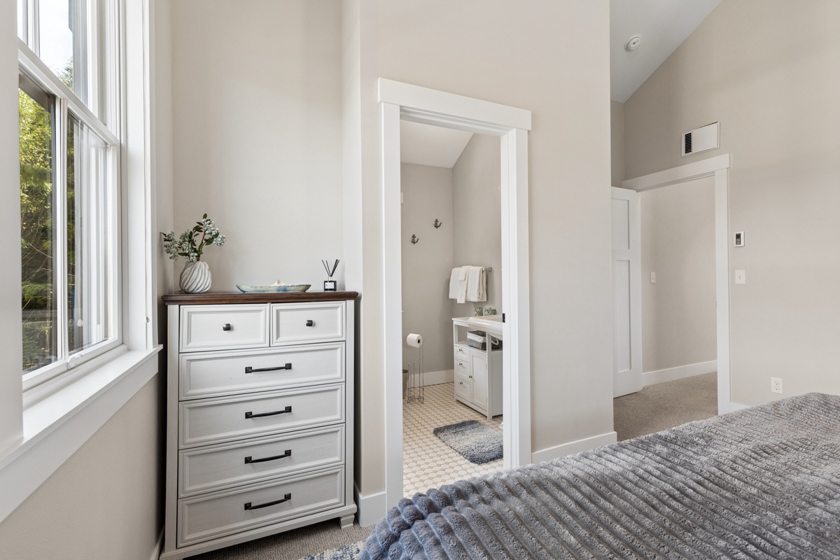 Primary king bedroom with ensuite bathroom