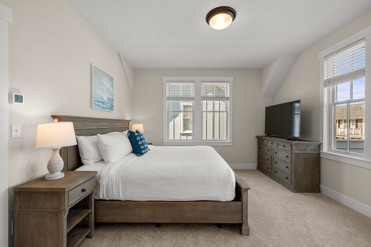 King bedroom with ensuite bathroom