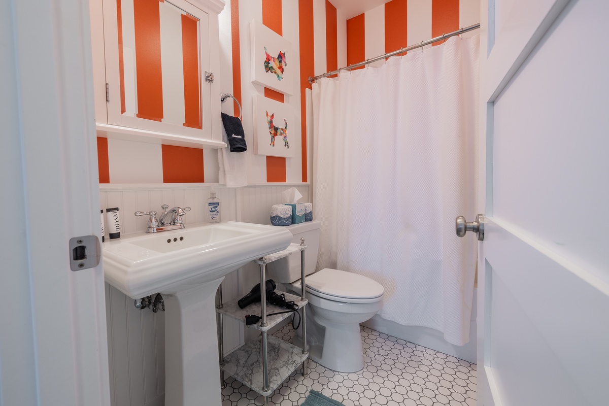 Cheery guest bathroom to keep you refreshed