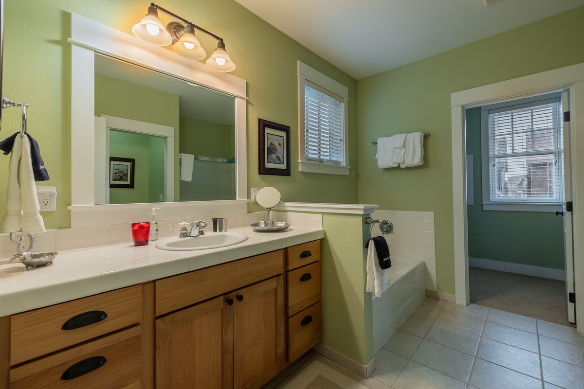 Primary bedroom ensuite bathroom with tub