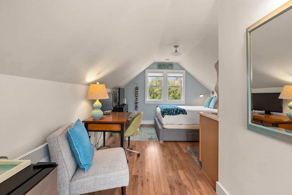 Carriage house with a queen bed