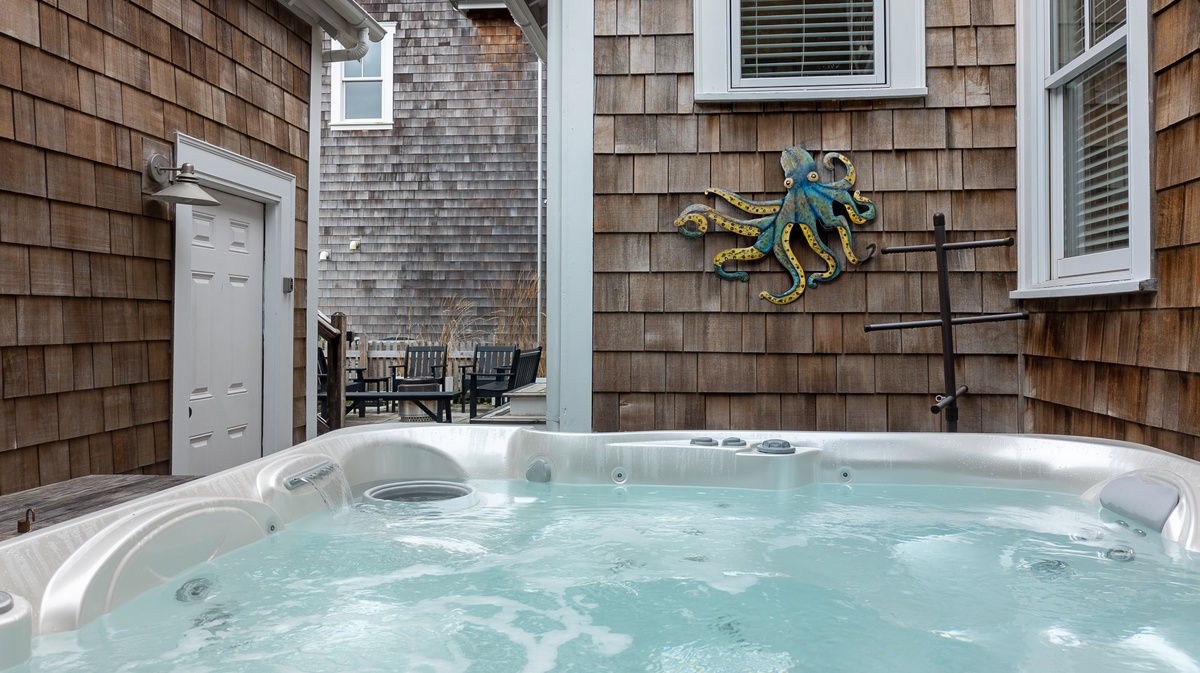 Unwind in the spacious private hot tub