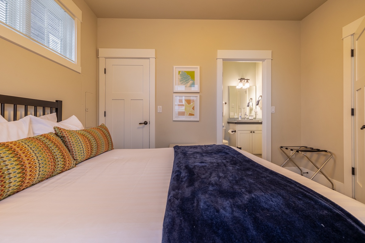 Queen bedroom with ensuite bathroom