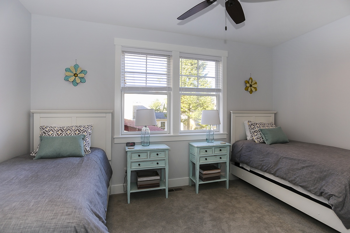 Second floor guest bedroom - two twin beds