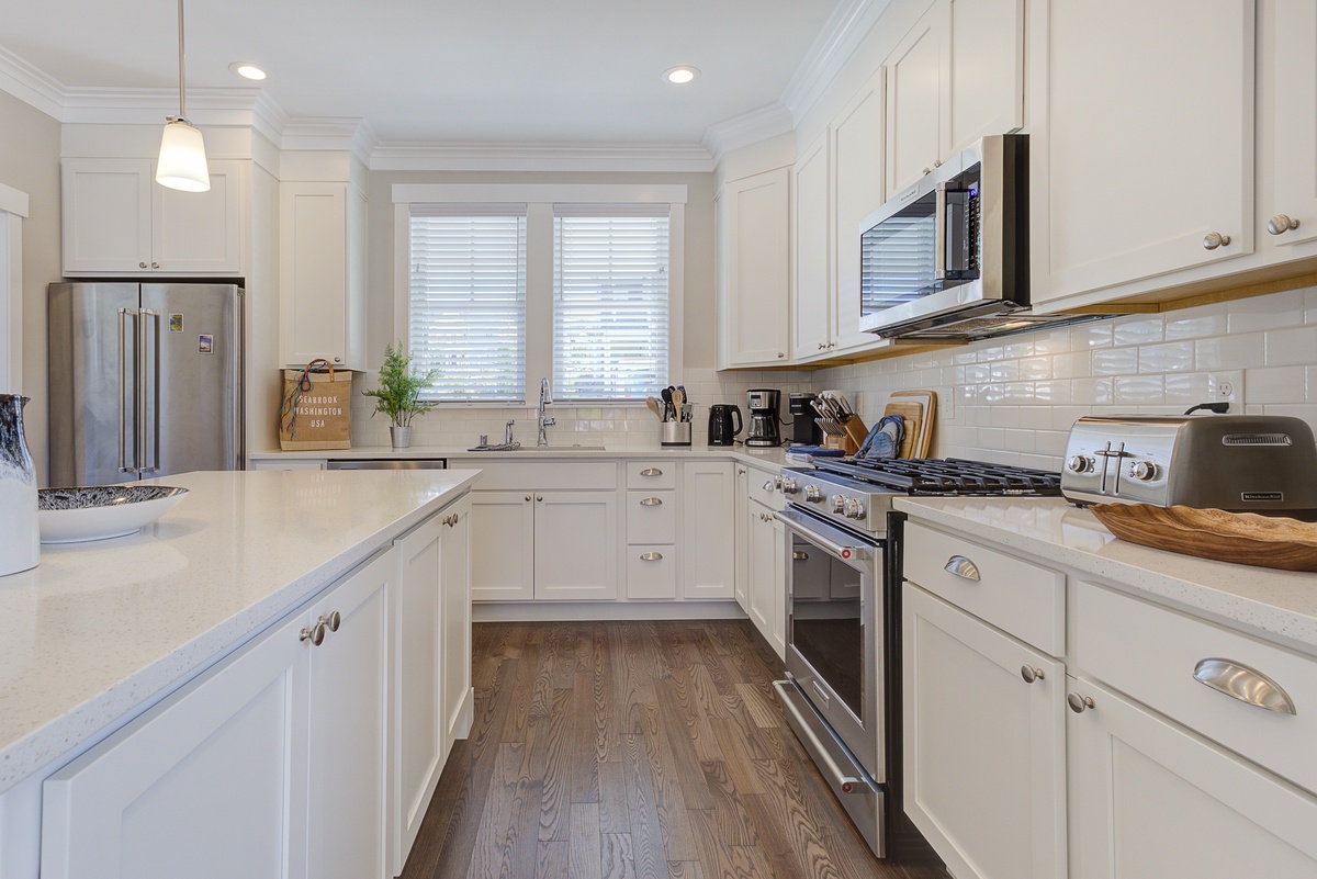 The well-appointed kitchen has a gas range for easy meal prep