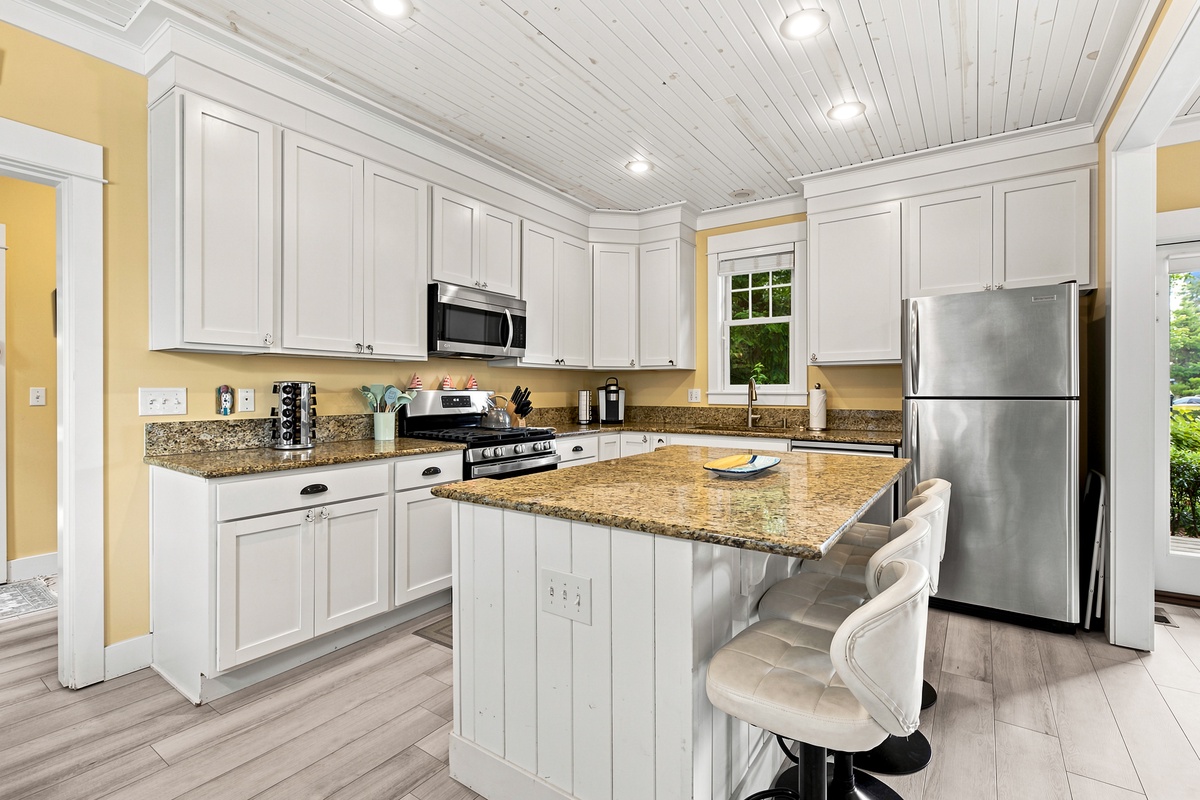 Kitchen with dining bar