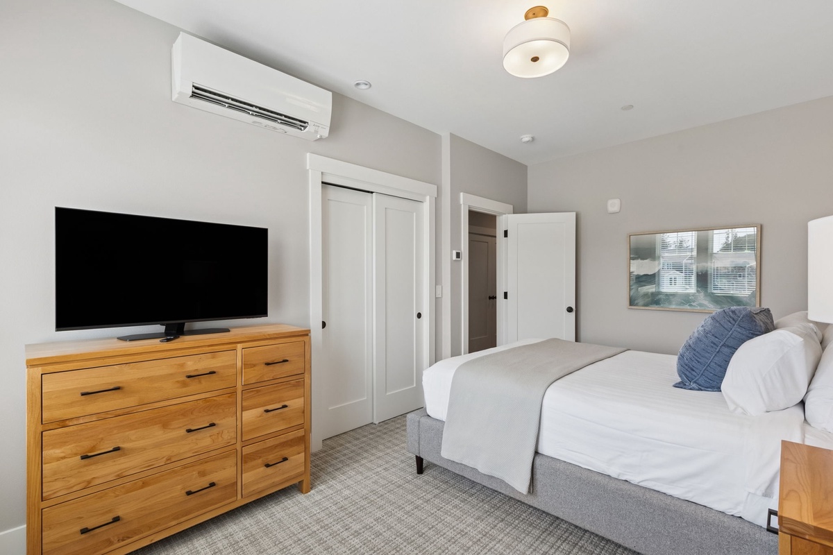 Guest bedroom
