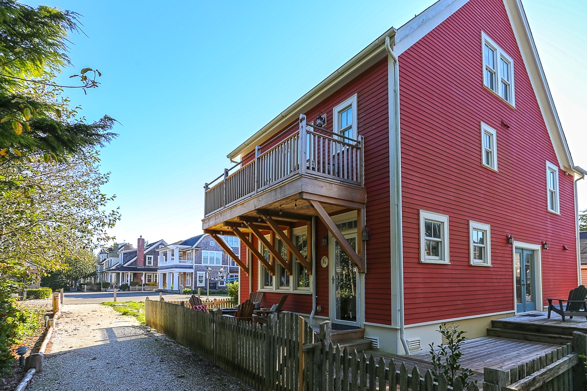 Deck and balcony off master suite overlooking Woodland Promenade