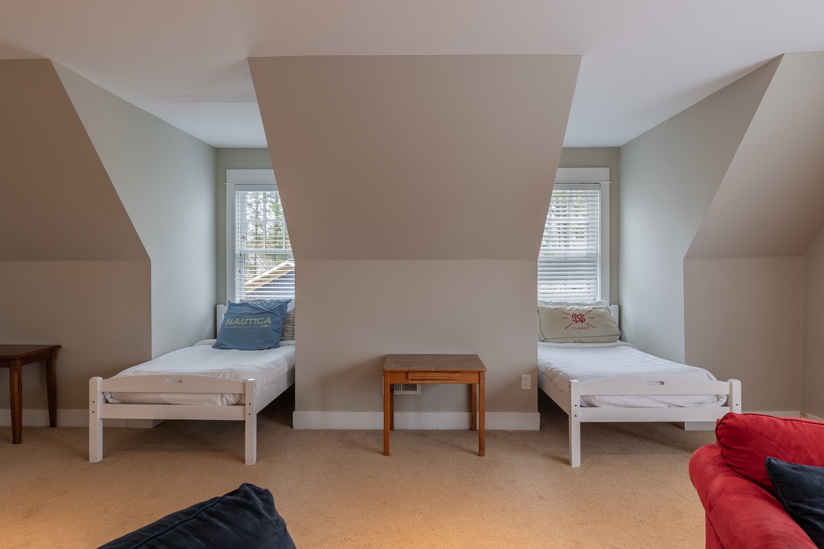 Loft with 4 twin beds