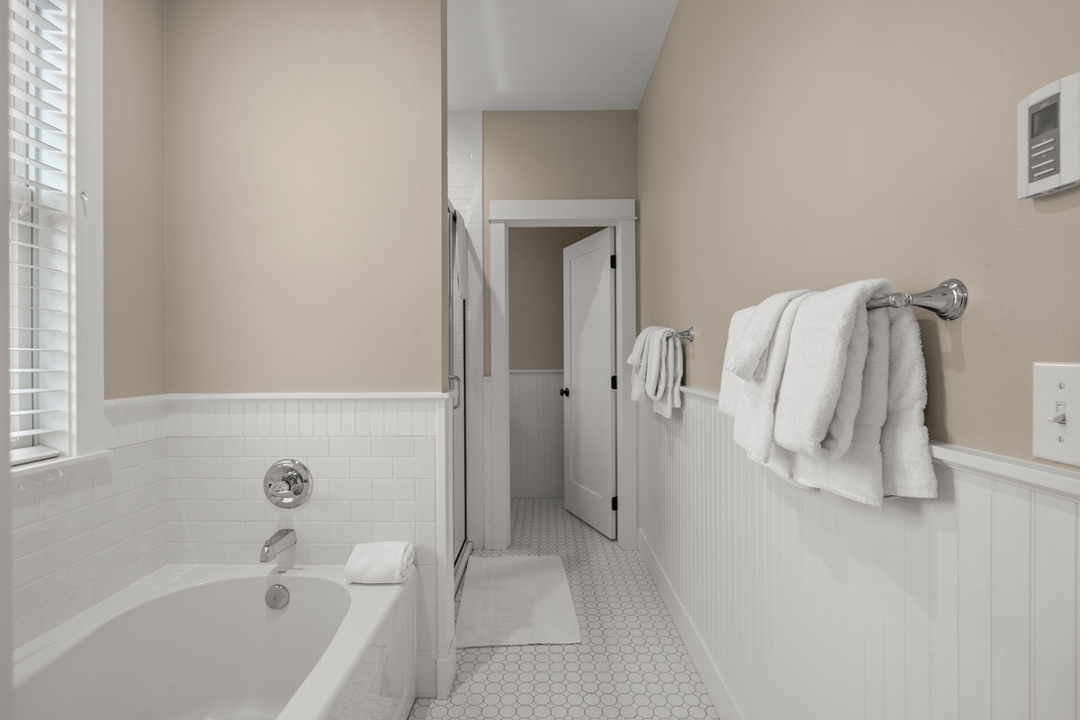 Additional queen ensuite bath