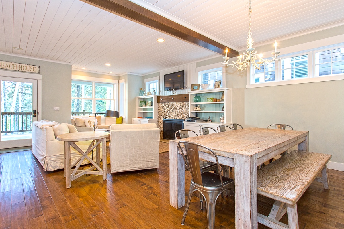 Dining room with seating for up to 10 and 6 at the kitchen bar 