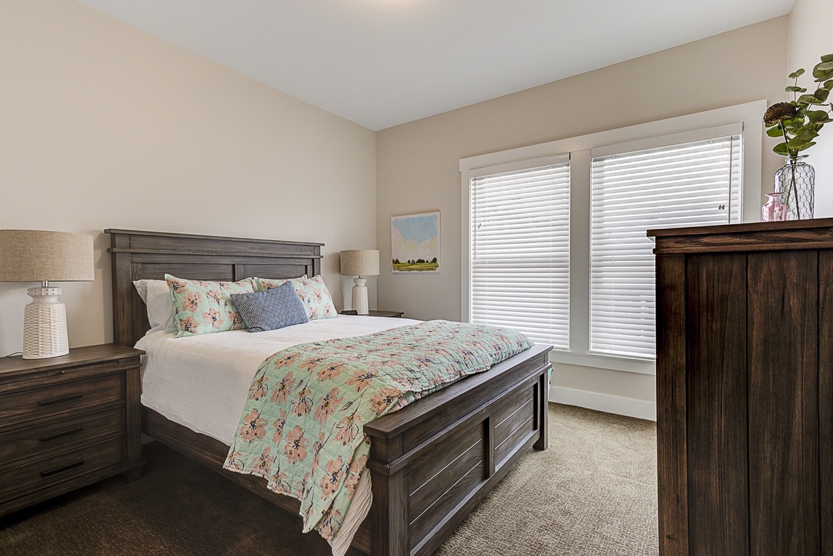 Queen guest bedroom 