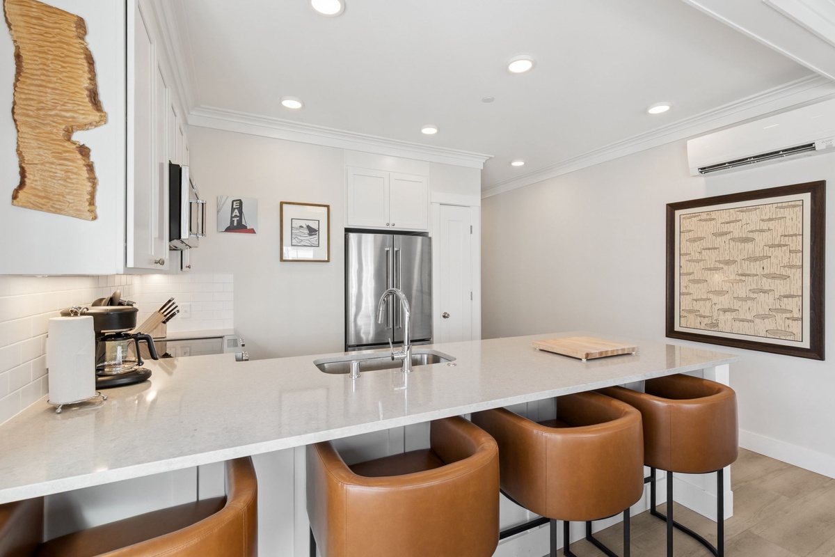 Barstool seating at peninsula