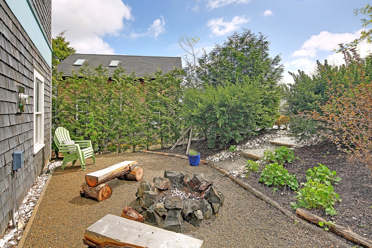 Back patio with fire pit