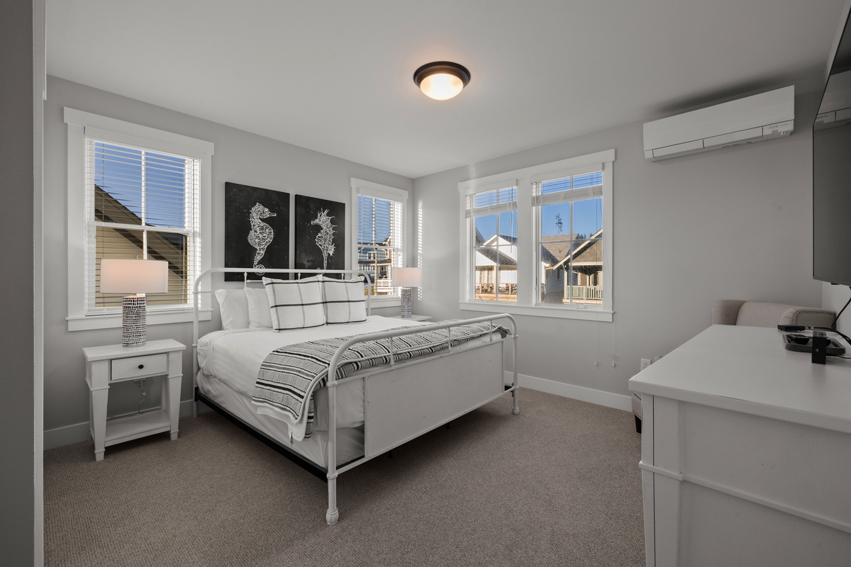 King bedroom with ensuite bath upstairs