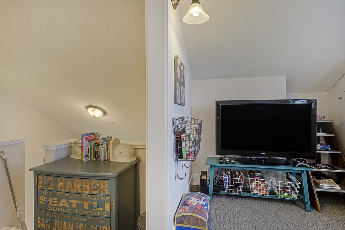 Media game room with a large flat screen TV and Xbox 360 with Kinect, and yet another magnificent view of the bluff reaching to the ocean