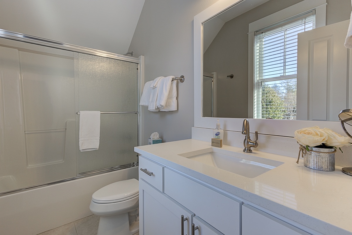 Bright and airy ensuite bathroom