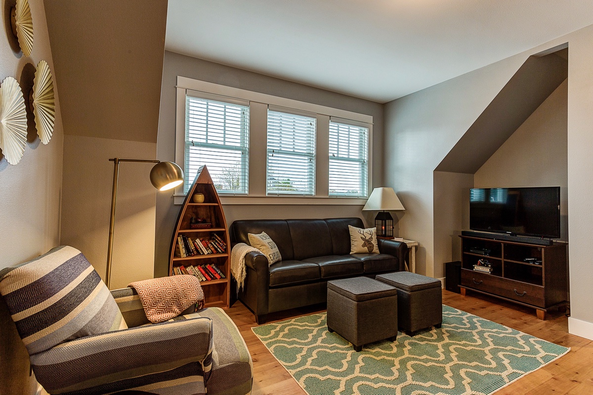 Second floor entertainment room with queen sofa sleeper