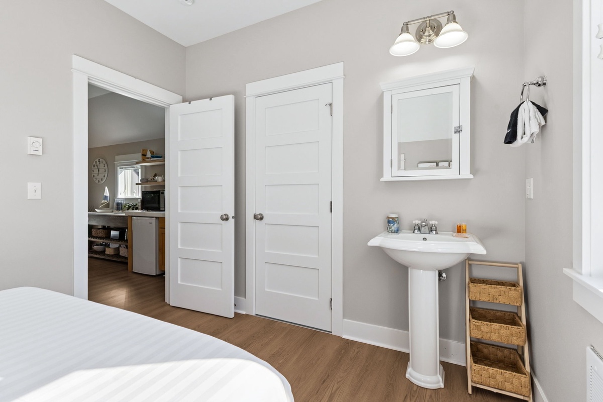 Queen bedroom with ensuite bathroom