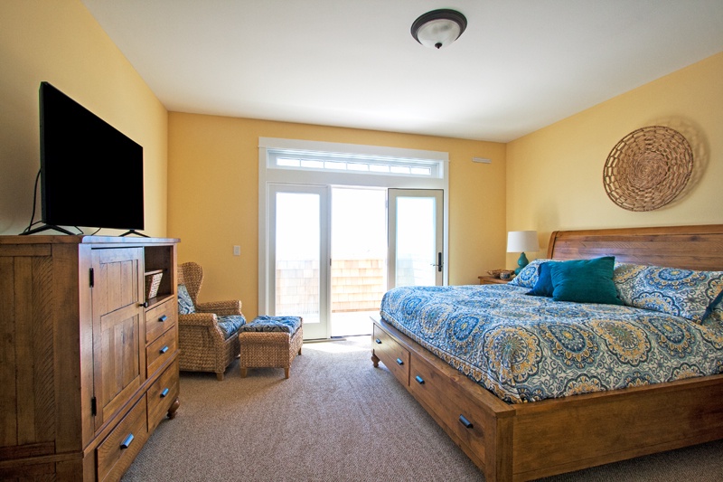 Second floor primary bedroom