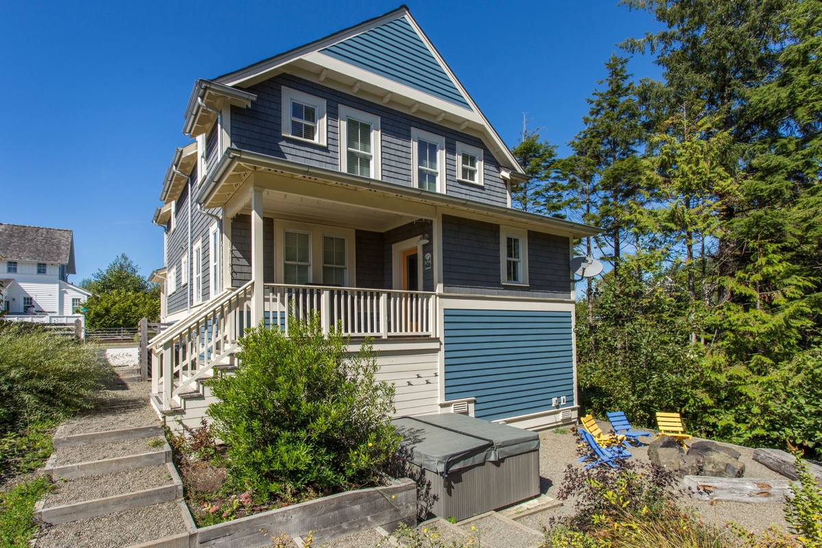 Enjoy the private fire pit, picnic table and hot tub