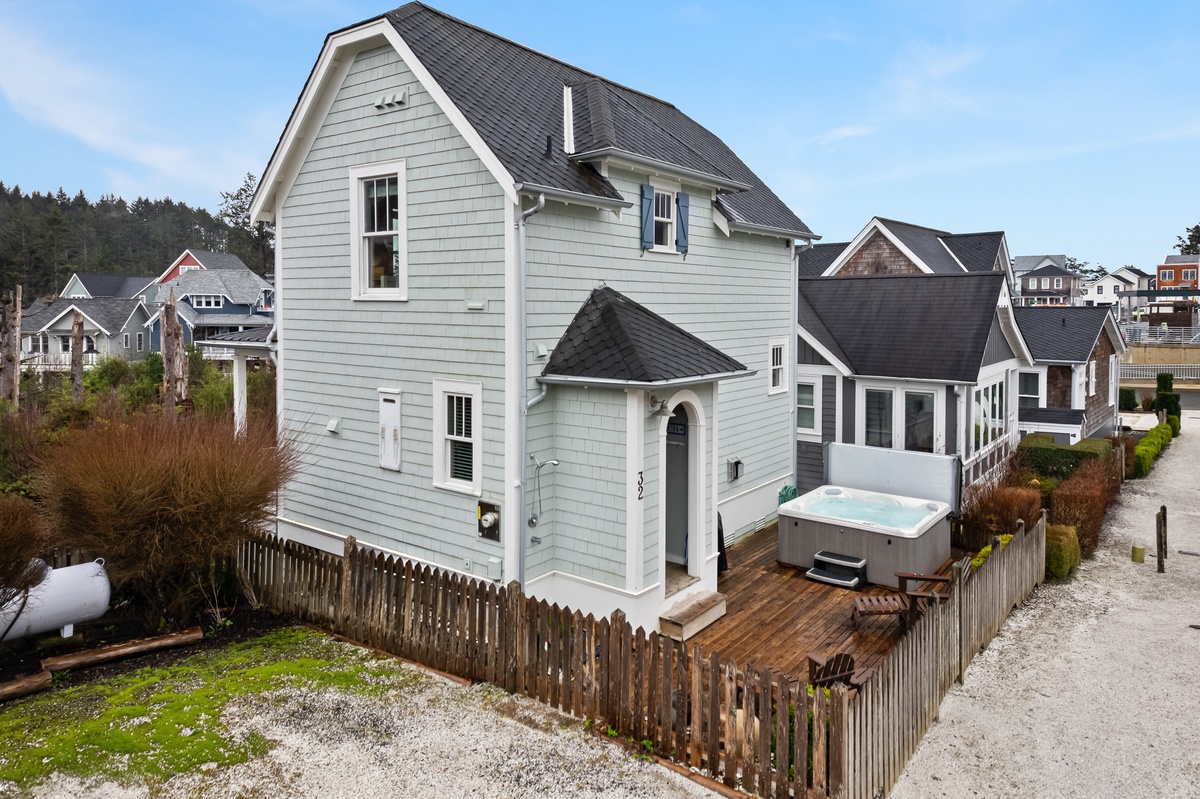 Hot tub and fully-fenced yard