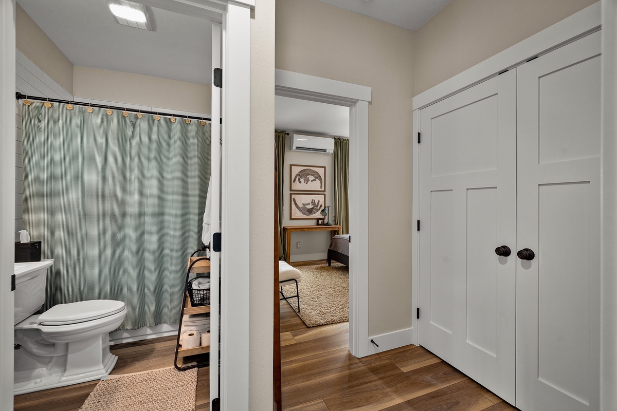 Second floor full guest bath