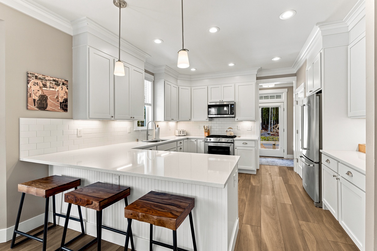 Kitchen with dining bar