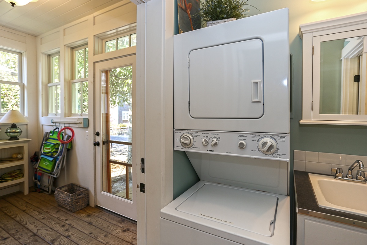 Mudroom entry with laundry