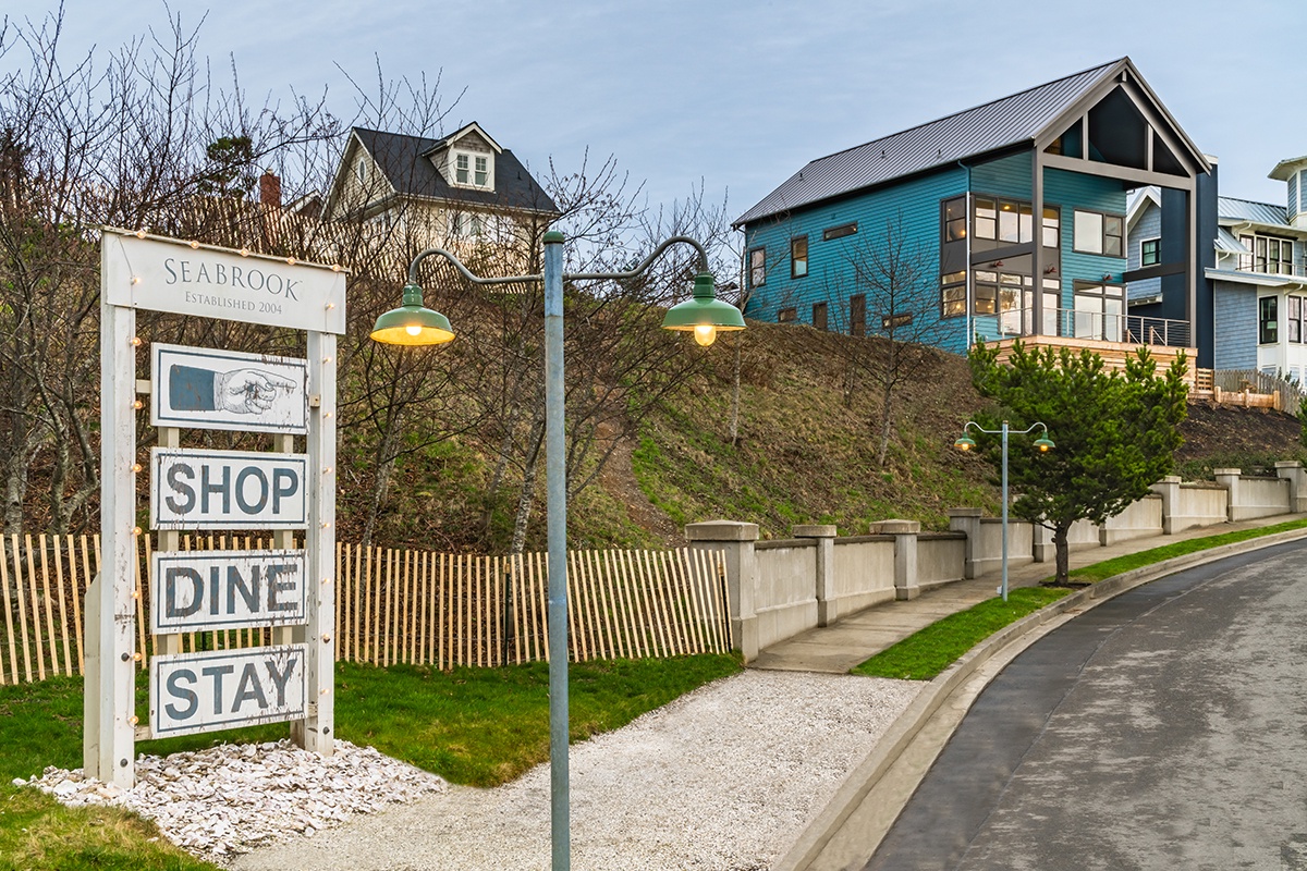 See the house as you enter Seabrook from Front Street