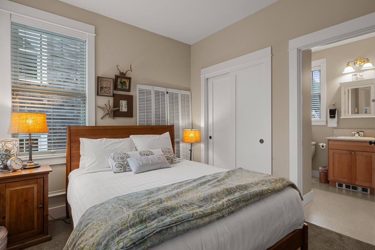 Primary queen bedroom on the main floor