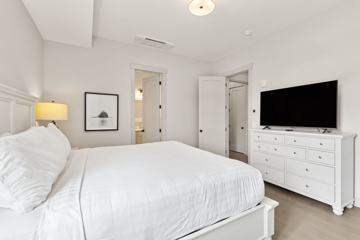 Guest king bedroom
