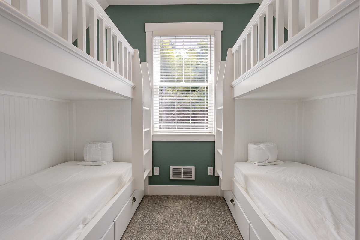 Cozy guest bunk bedroom