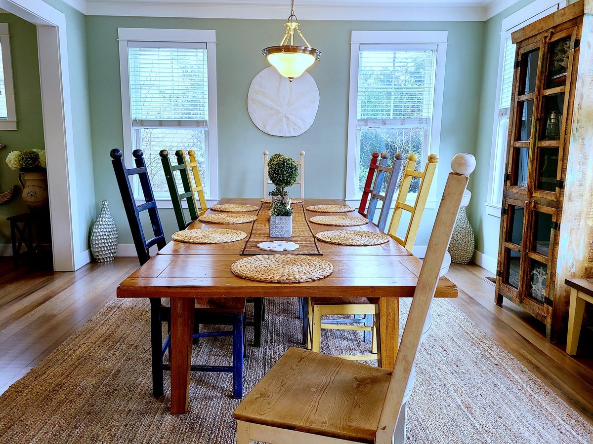 Large cheerful dining room for family dinners and gatherings