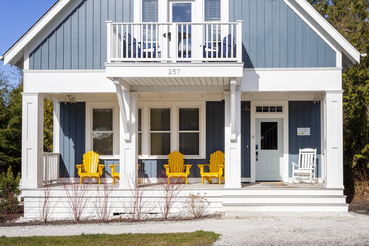 Good Mooring covered front porch