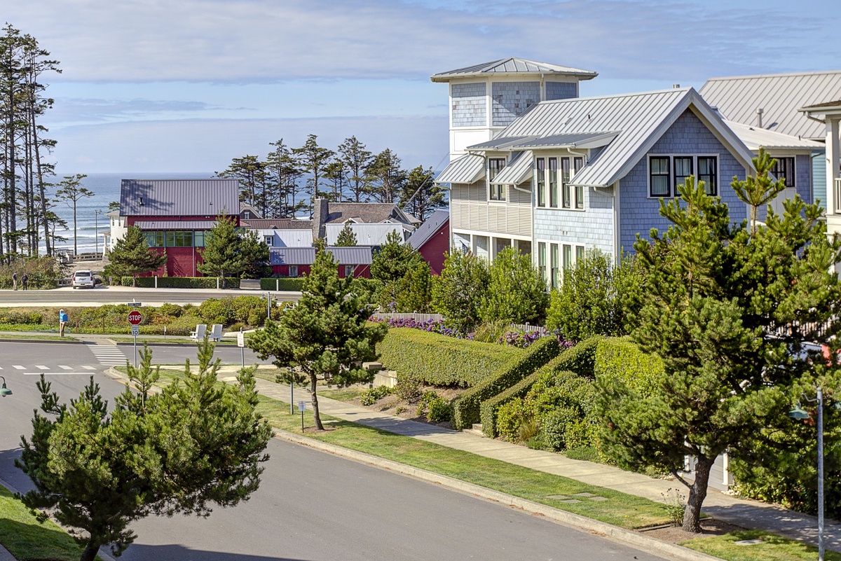 Views of beautiful Seabrook Ave. and the ocean