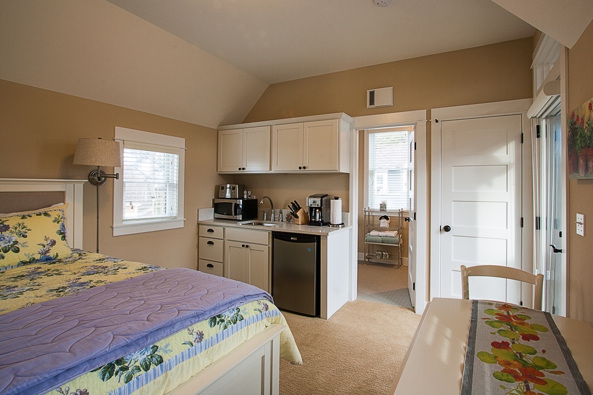 Carriage house has a king size Westin Heavenly Bed and a small kitchenette 