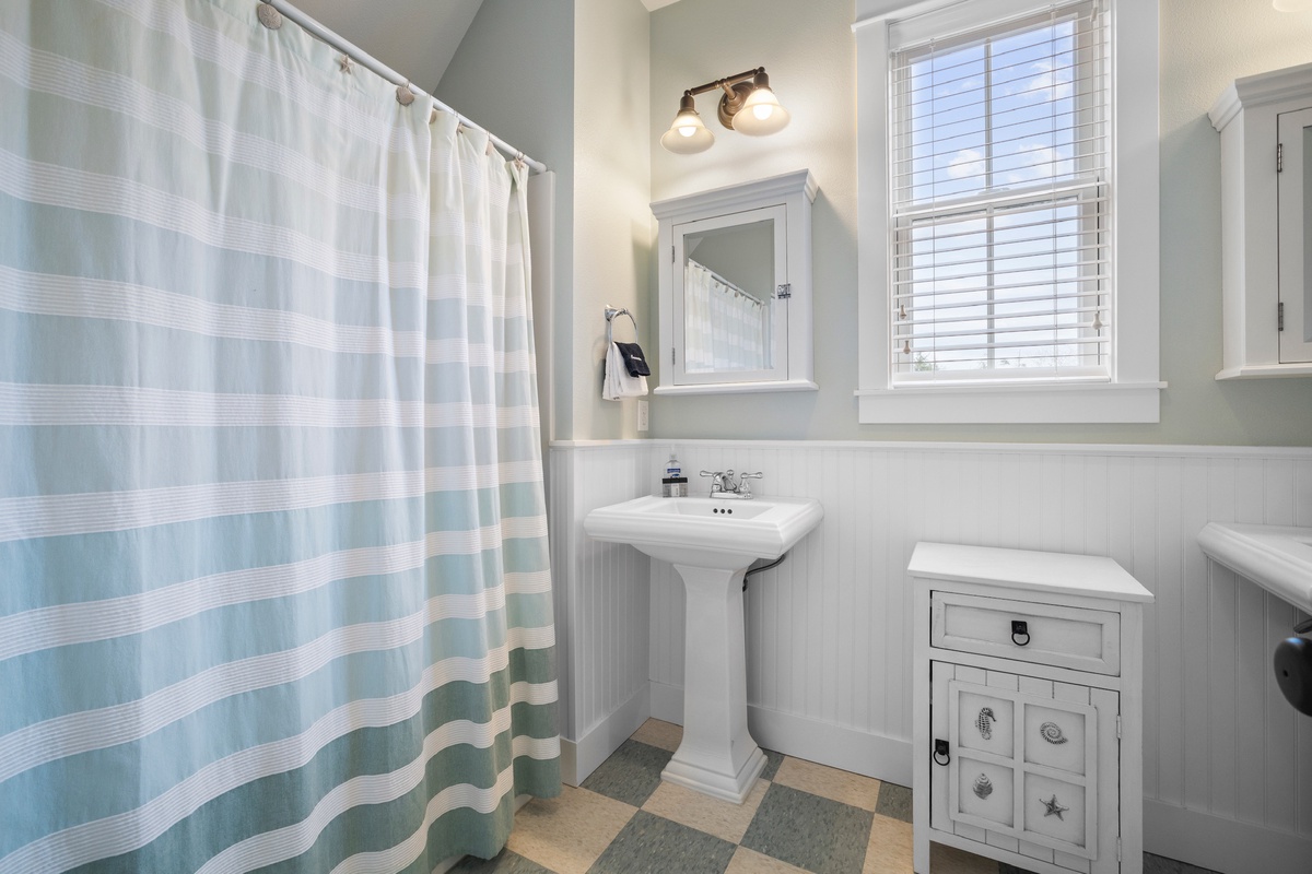 Upper floor primary ensuite bath