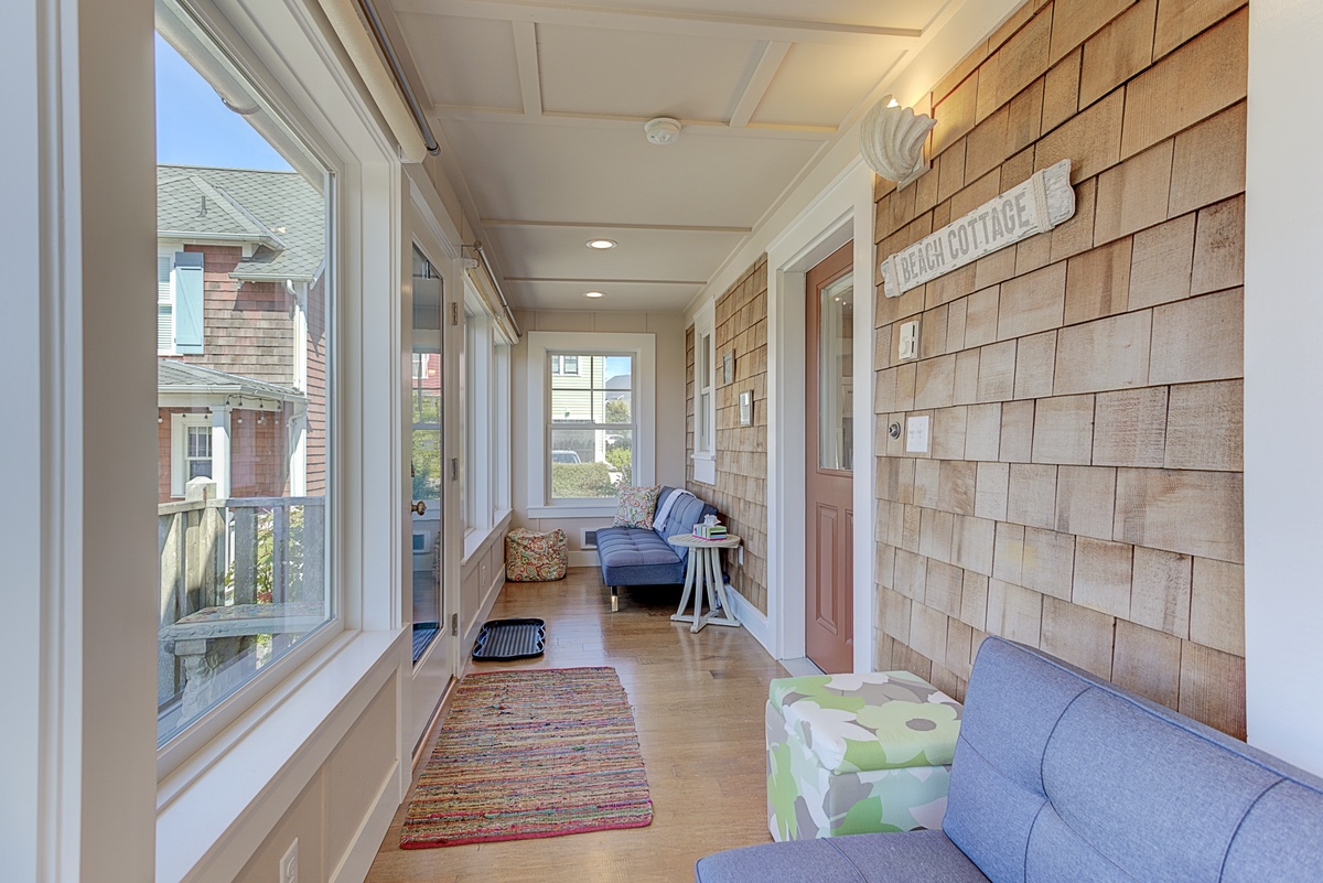 Sunroom with two twin futons