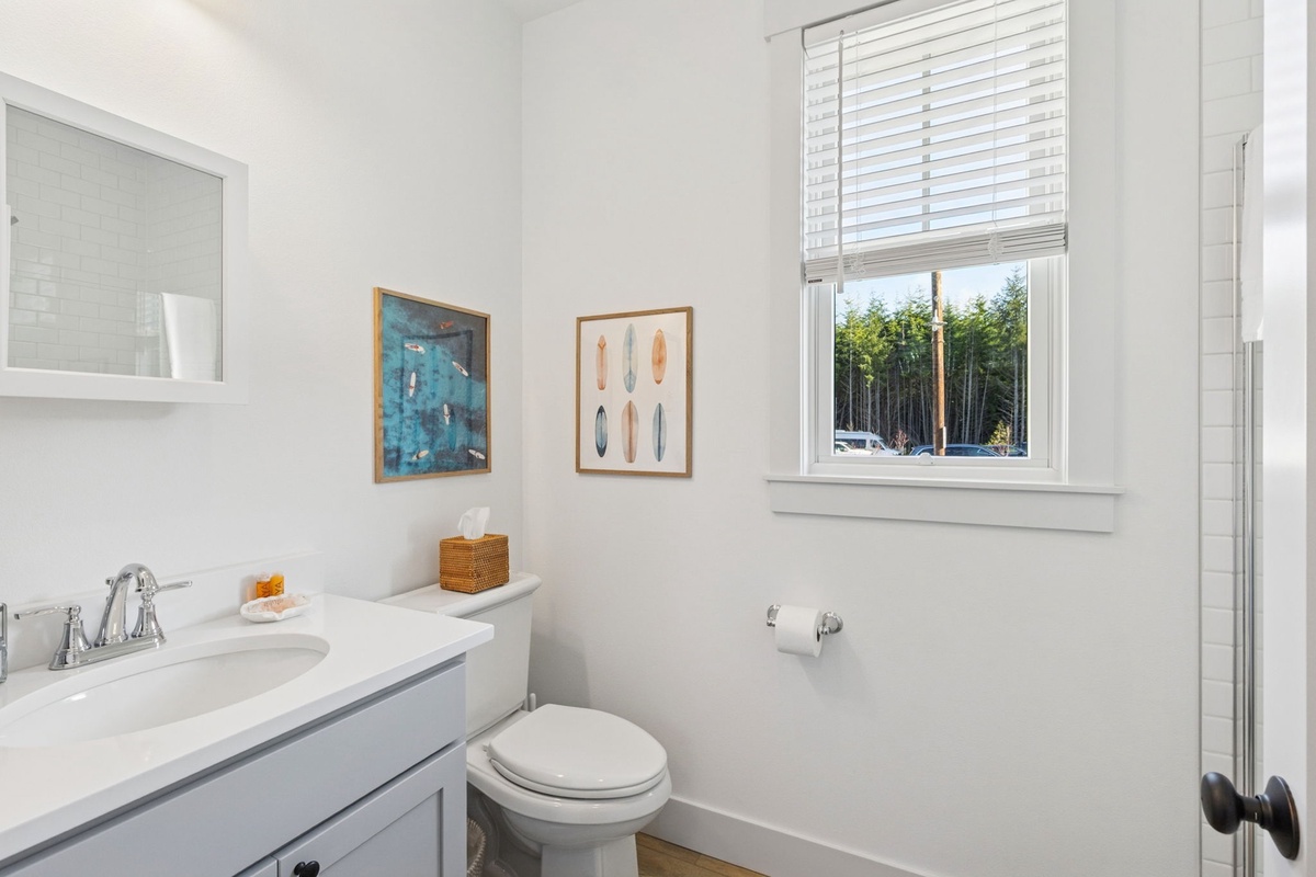 Pool house ensuite bathroom