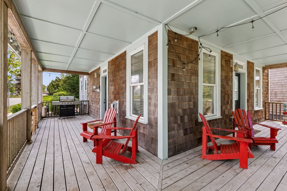 Wraparound deck with BBQ