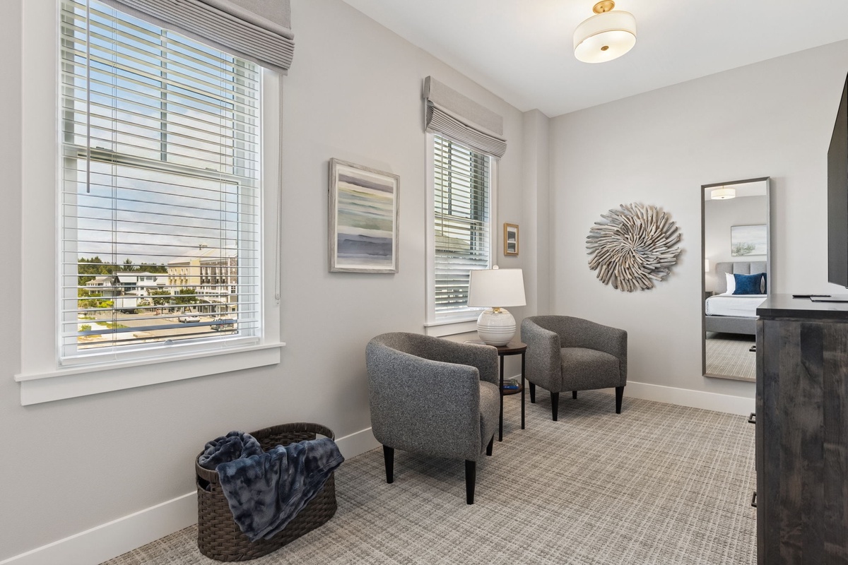 Primary bedroom sitting area