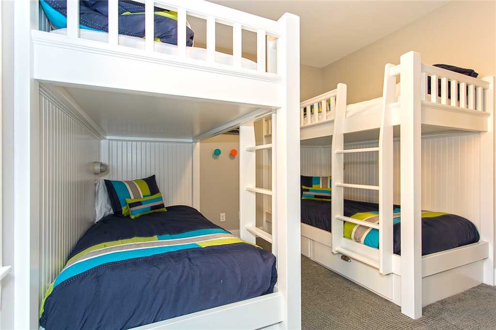 Bathroom 5 bunk room sleeps 6 with twin xl mattresses
