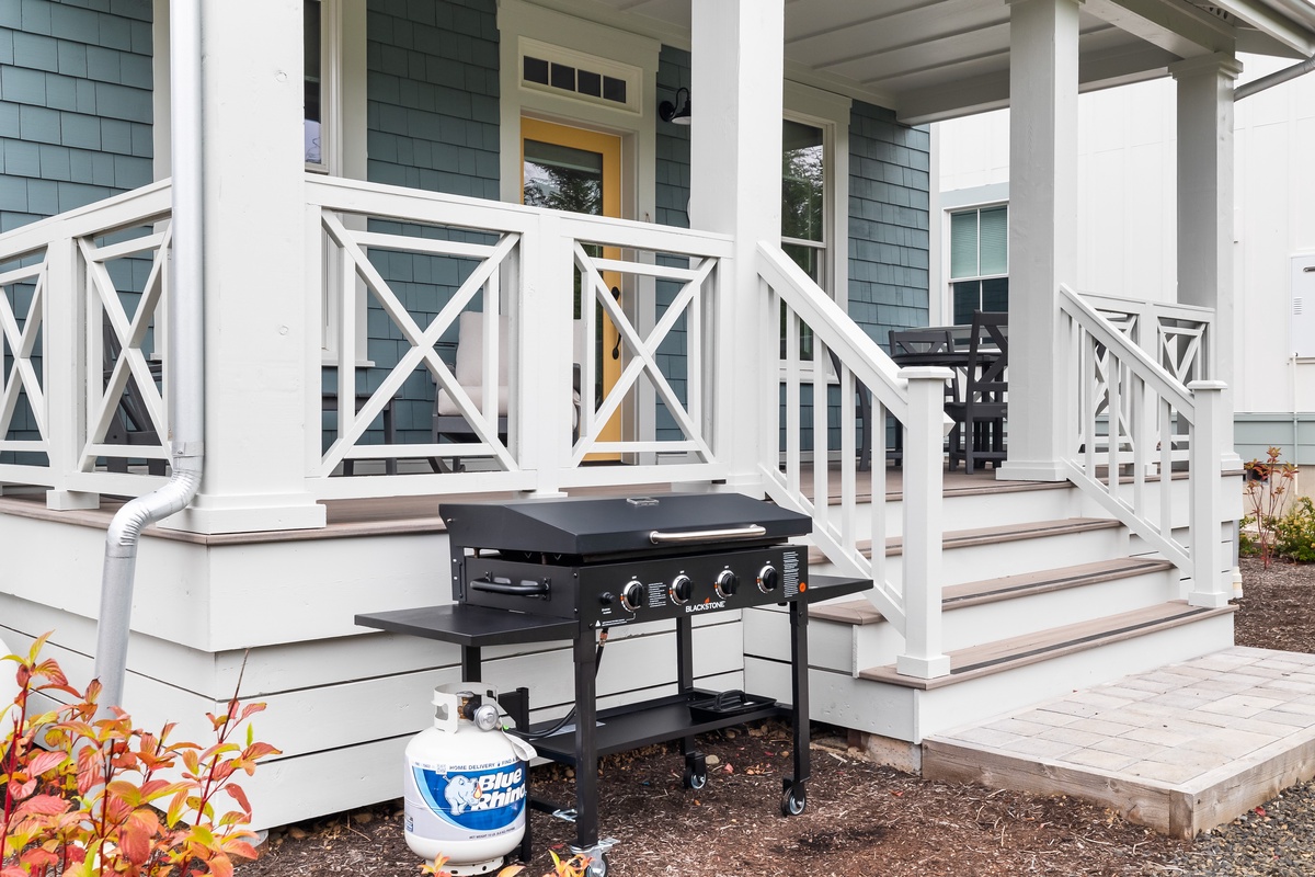 Outdoor dining table and griddle grill